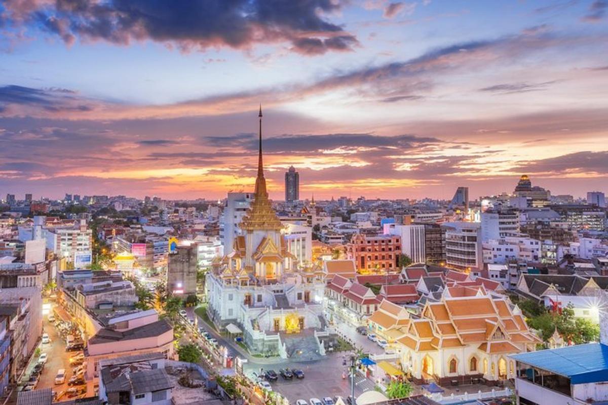 um horizonte de cidade ao pôr do sol com uma igreja