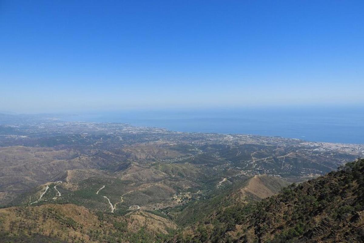 Una vista de una cadena montañosa con el océano al fondo.