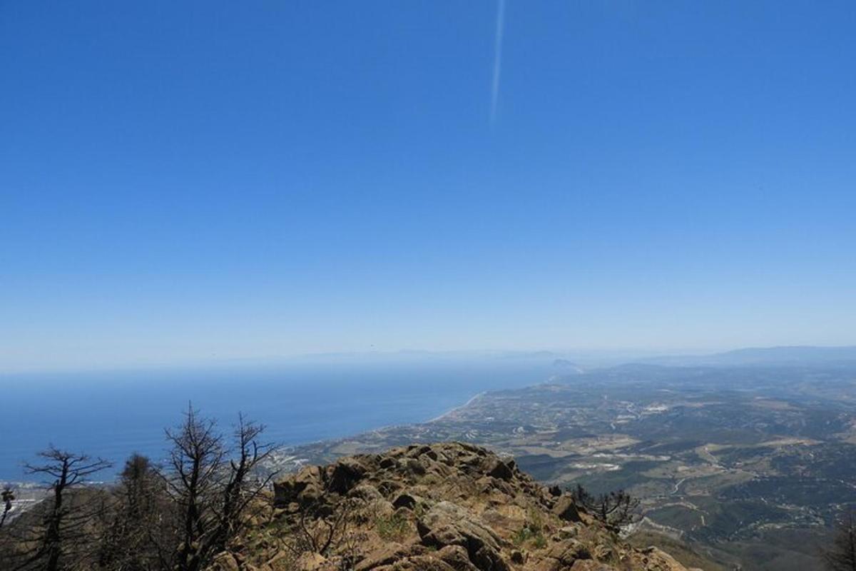 una vista de l'oceà des del cim d'una muntanya
