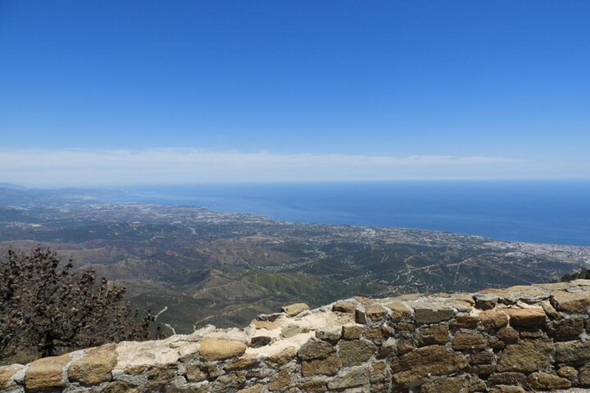 Una vista del océano desde la cima de una montaña