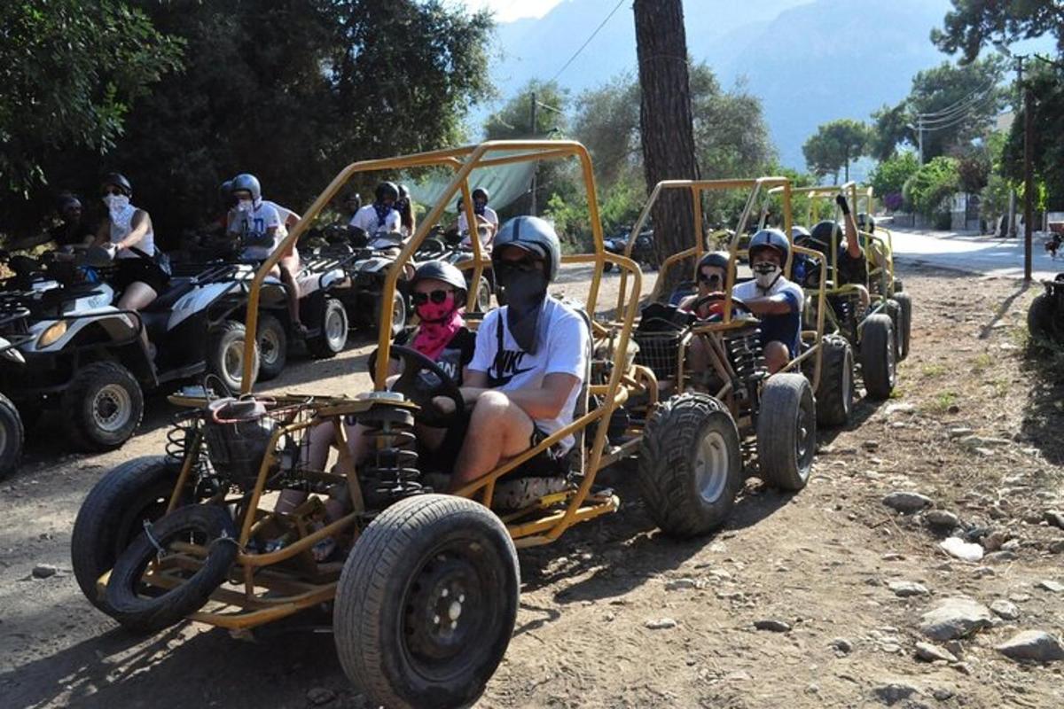 Un grupo de personas viajando en vehículos todo terreno en una carretera.