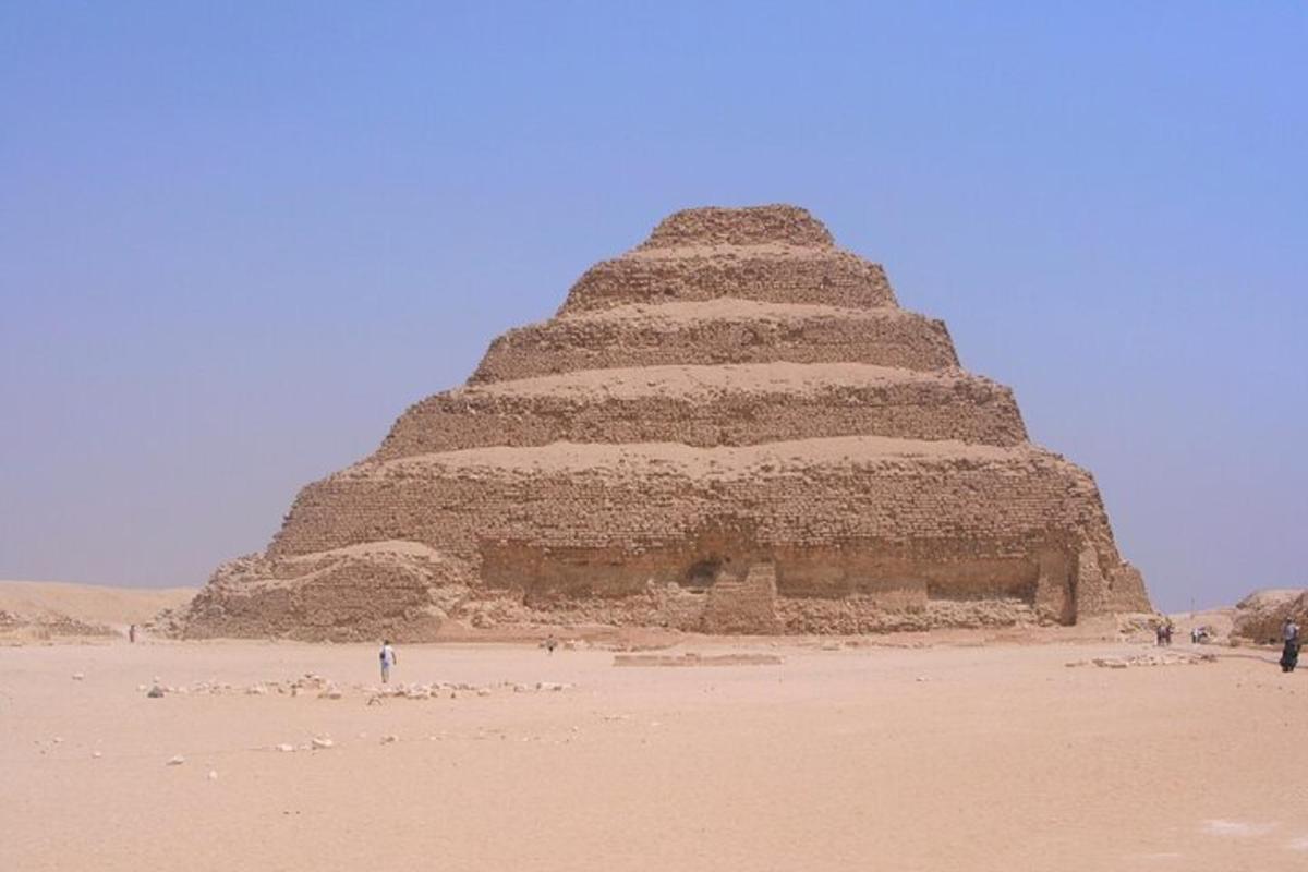 pyramida uprostřed pouště