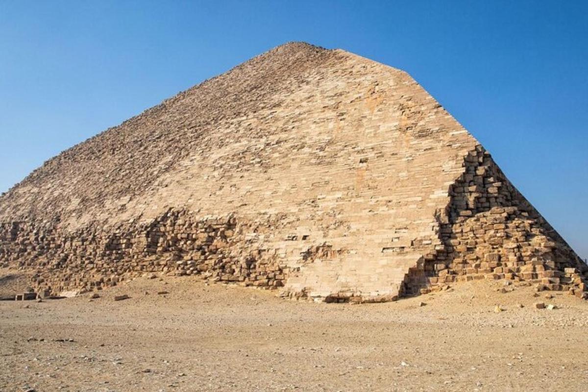 obrázek pyramidy Araohů v poušti