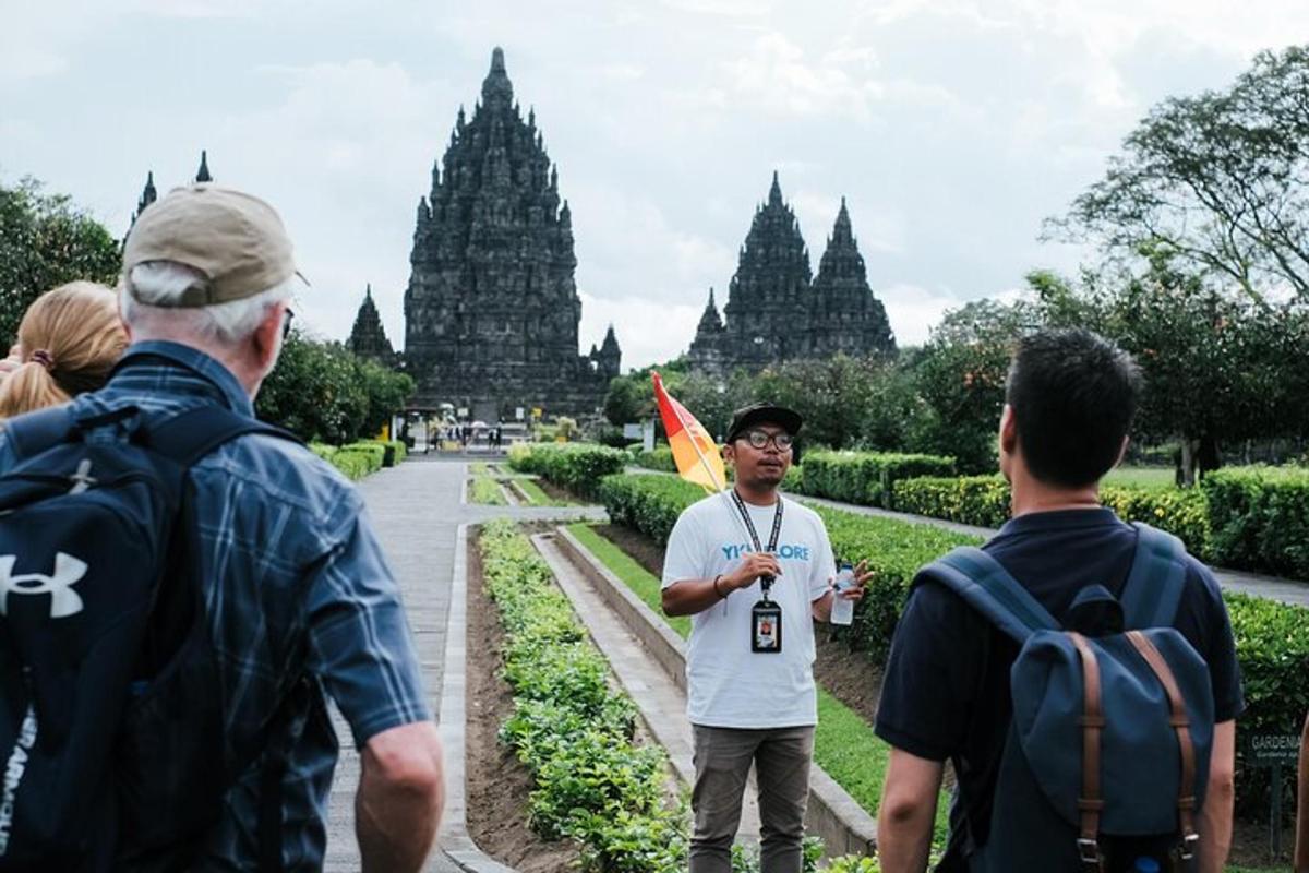 sekumpulan orang berdiri di hadapan kuil