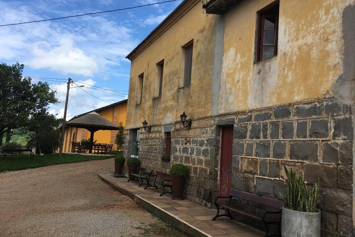 a group of benches sitting outside of a building