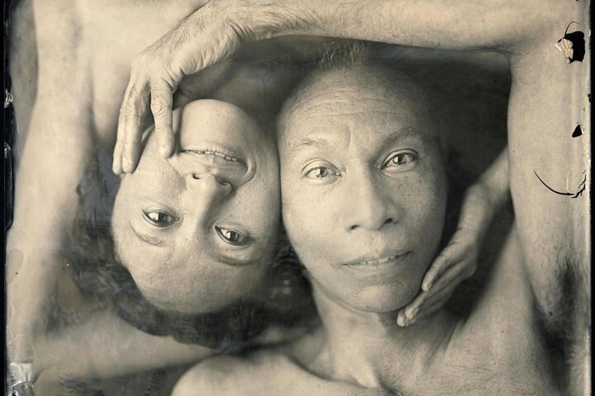 gambar dua wanita dengan tangan di atas kepala mereka