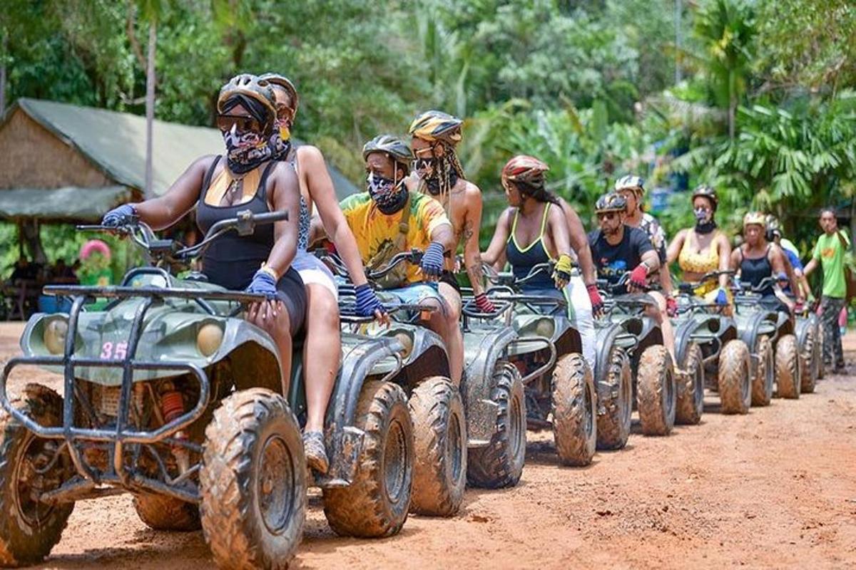 sekumpulan orang menunggang atv di jalan tanah