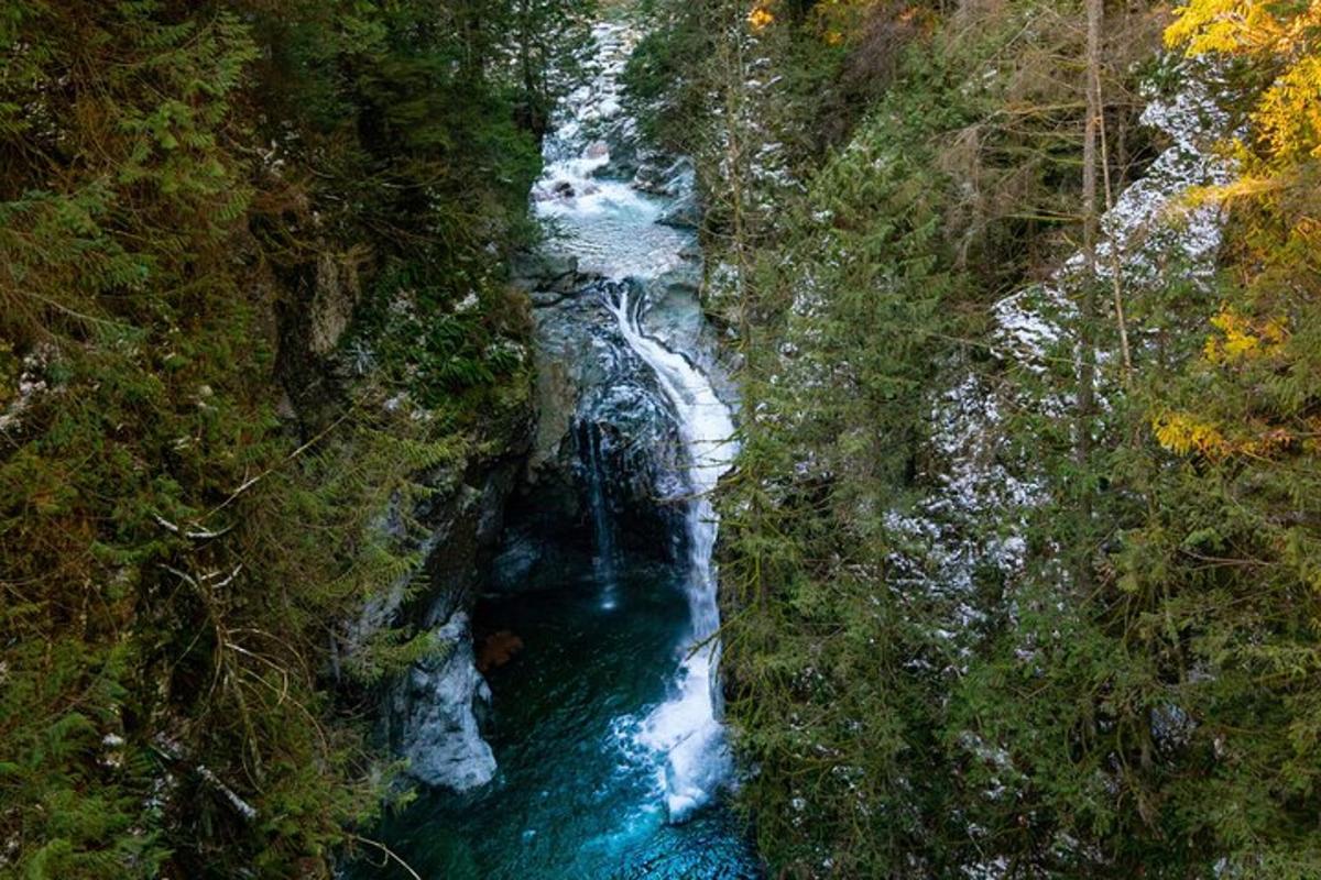 una vista aerea di una cascata in mezzo a un fiume