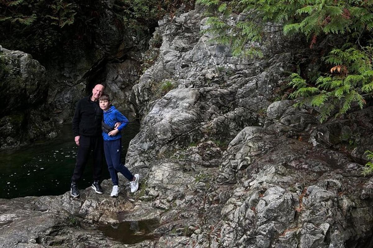 un uomo e un ragazzo in piedi su una roccia