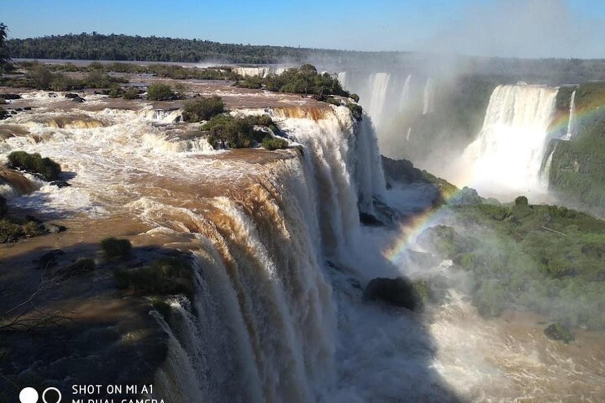 Una vista aérea de una cascada con un arcoíris.