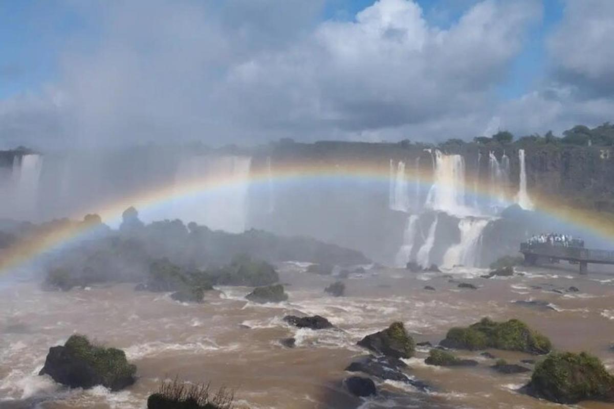 Niagara Şelalesi'nin üzerinde bir gökkuşağı