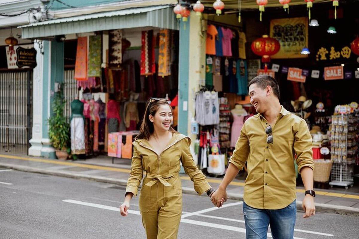 un uomo e una donna che camminano per strada