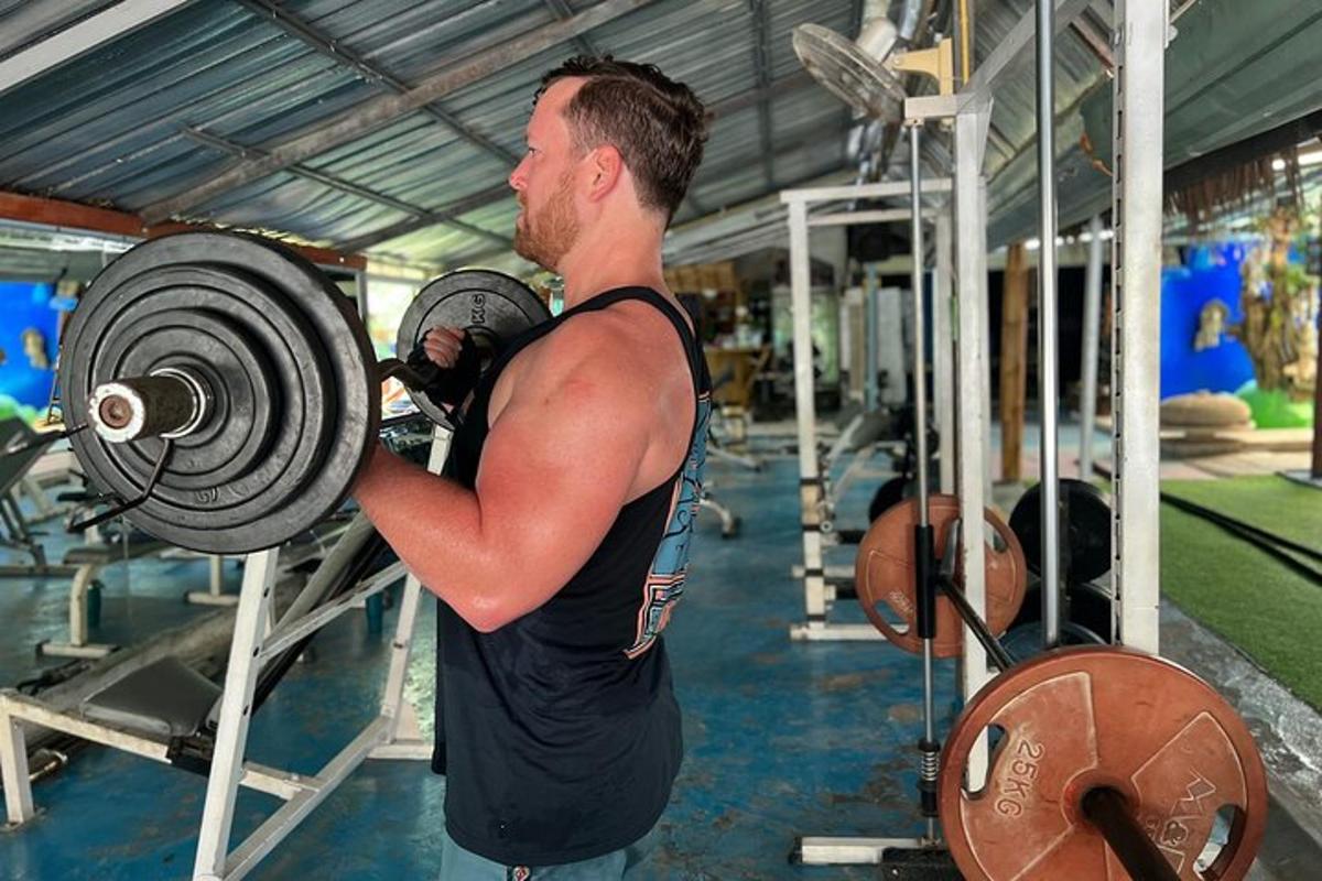 un uomo in palestra che solleva un bilanciere