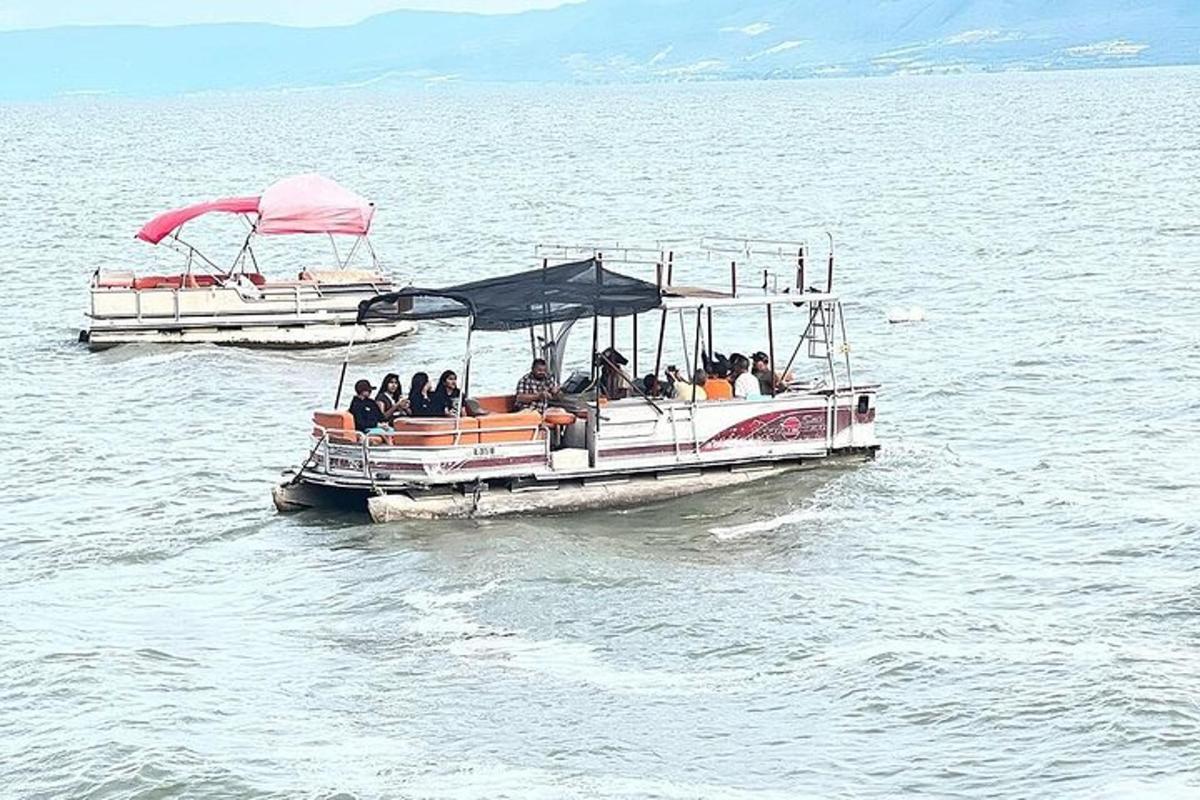 sekumpulan orang di atas bot di dalam air