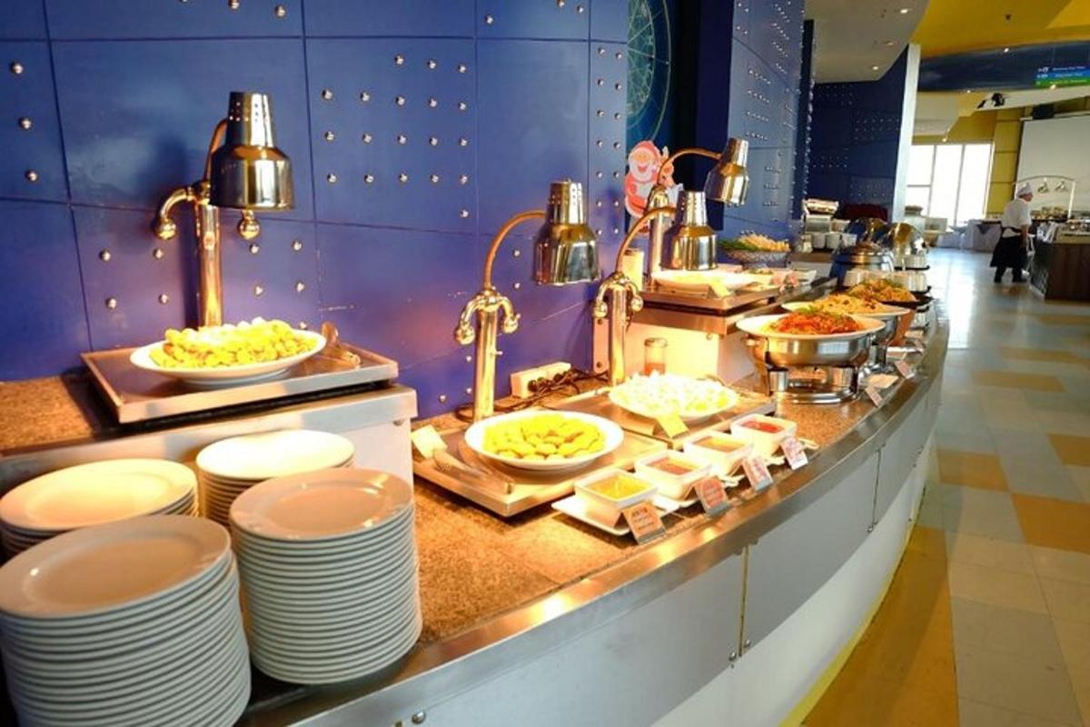 una fila di buffet con piatti di cibo in un ristorante
