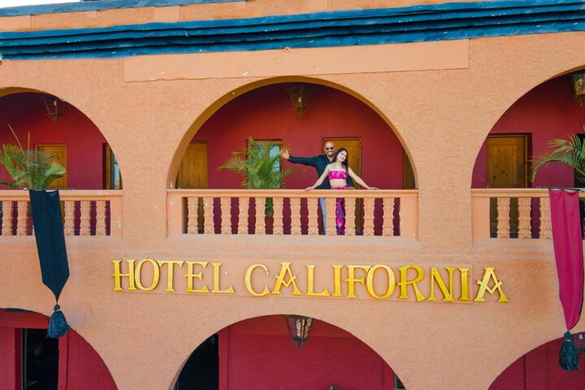 naine seisab California hotelli rõdul