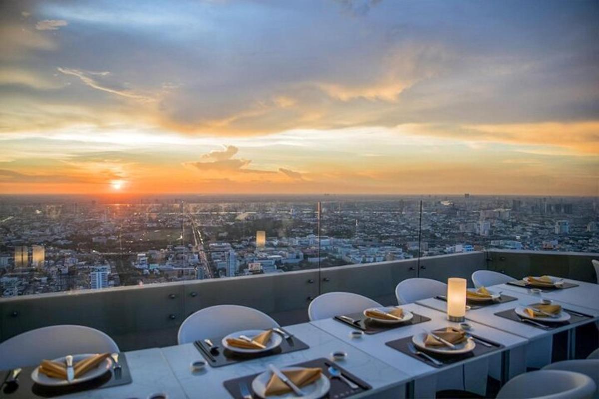 un tavolo con sedie e una vista sulla città
