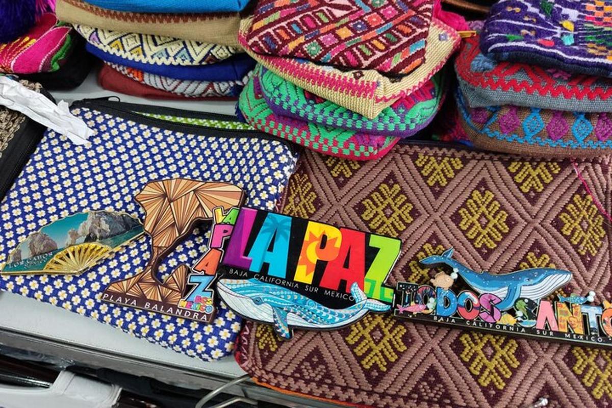 setumpuk selimut dan handuk dengan kata bahagia di atasnya