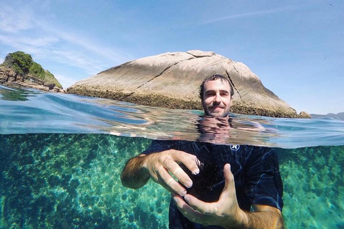 un hombre en el agua con un paraguas