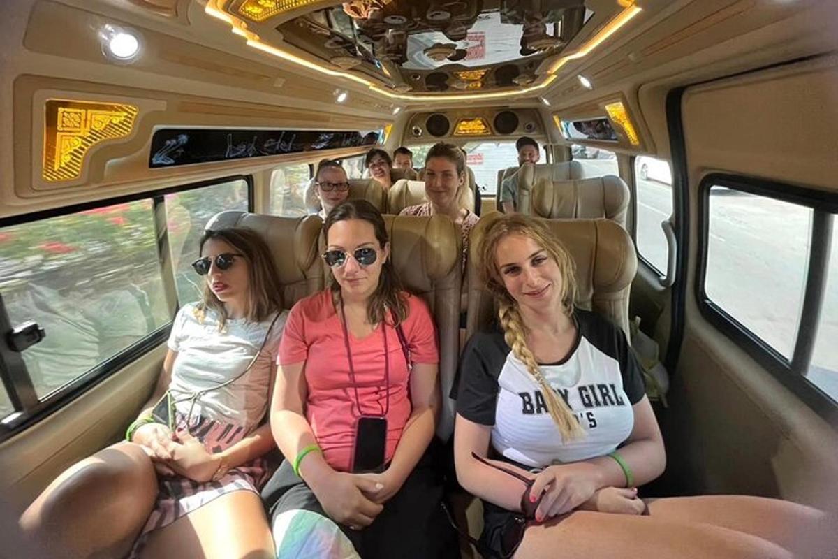 grupp inimesi istub bussis