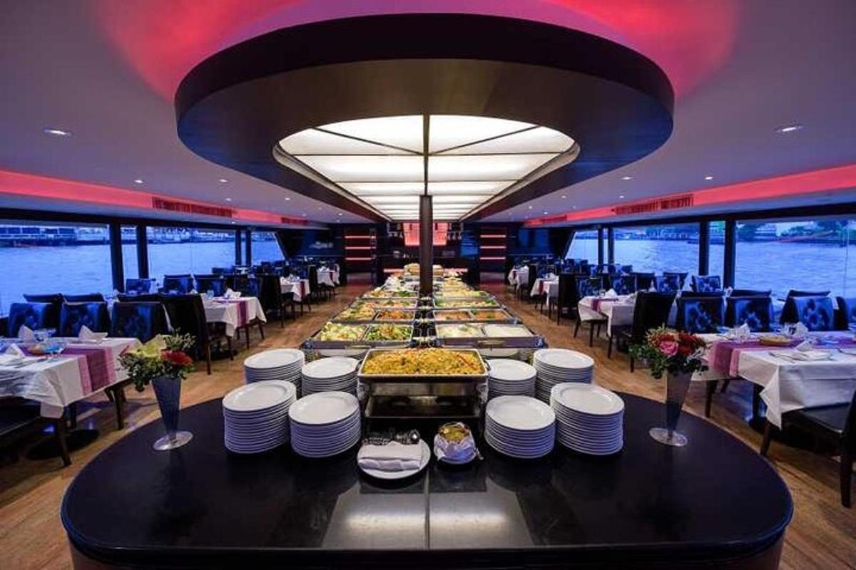 una sala da pranzo con tavoli e sedie e una grande stanza