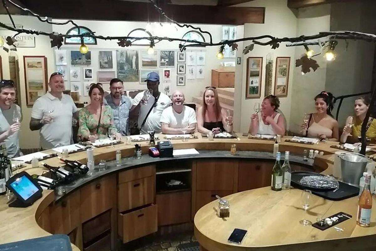 grupp inimesi, kes seisavad baarileti taga