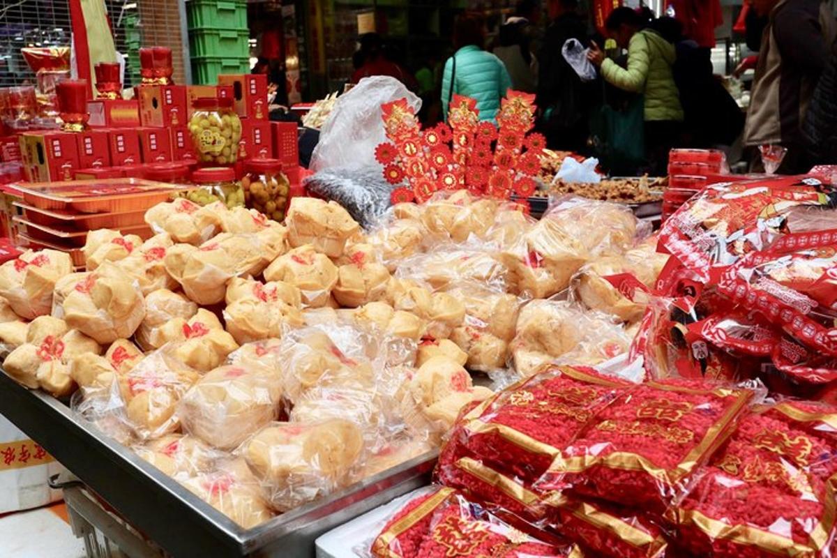 pasar yang dipenuhi dengan pelbagai jenis makanan