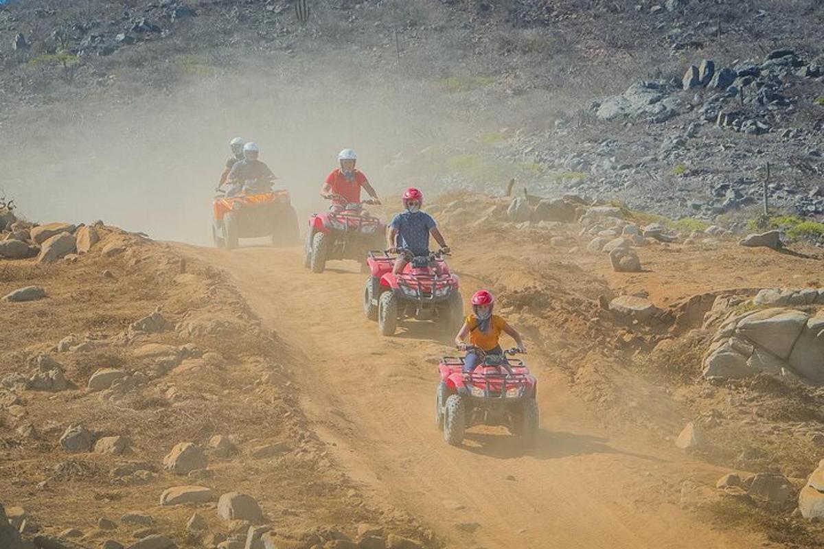 Un grupo de personas que viajan en motocicleta por un camino de tierra.