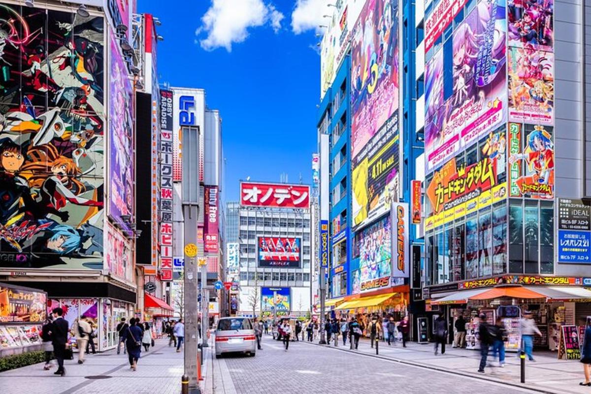 una calle muy transitada en una ciudad con muchos edificios