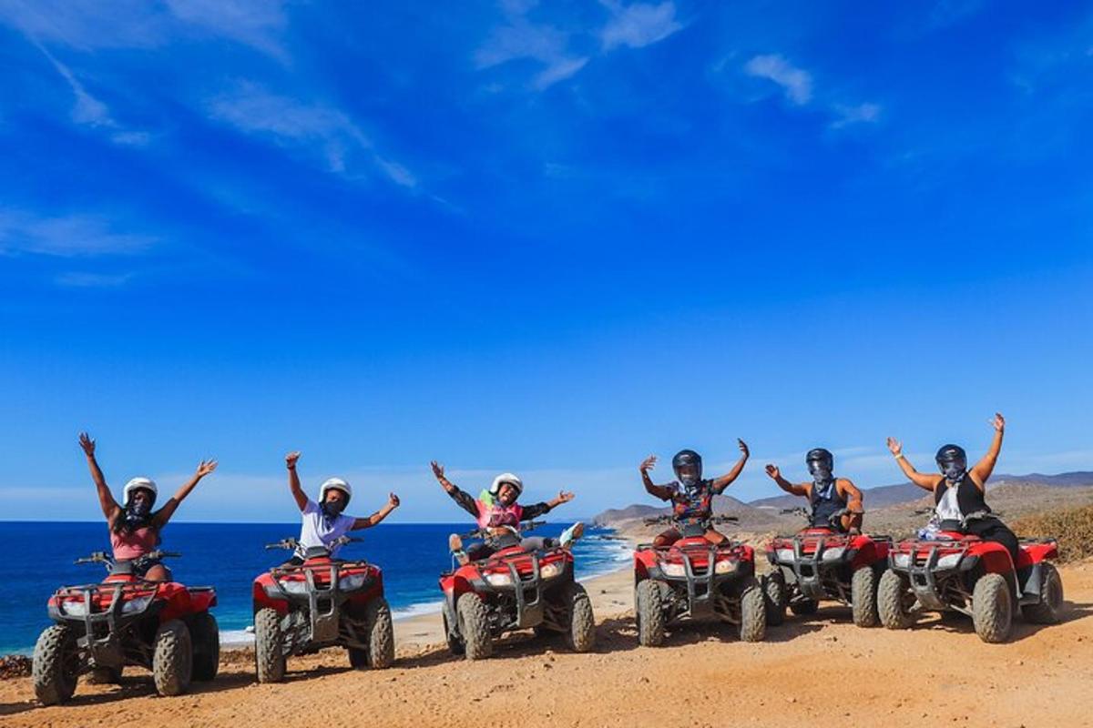 Un grupo de personas conduciendo vehículos todo terreno en la playa.
