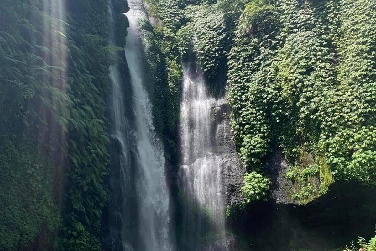 eine Luftaufnahme eines Wasserfalls im Dschungel