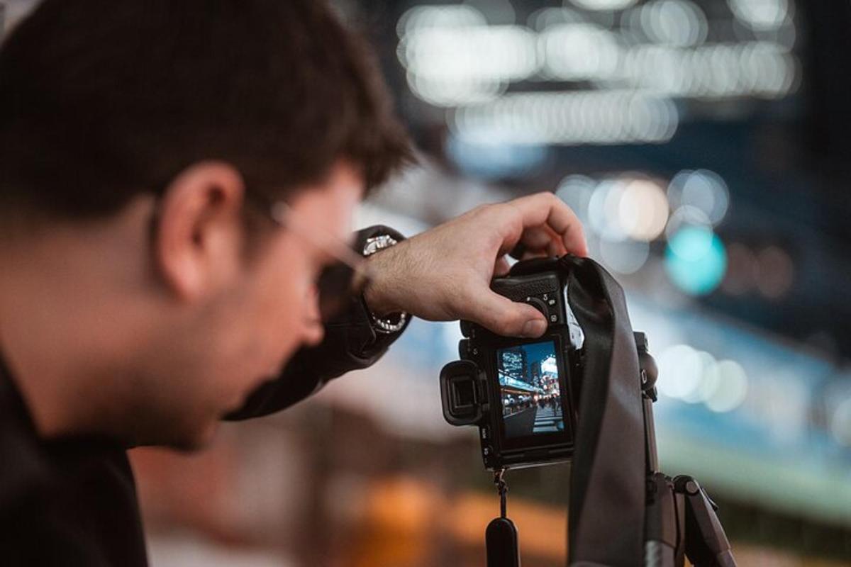 muž držící fotoaparát, aby pořídil snímek