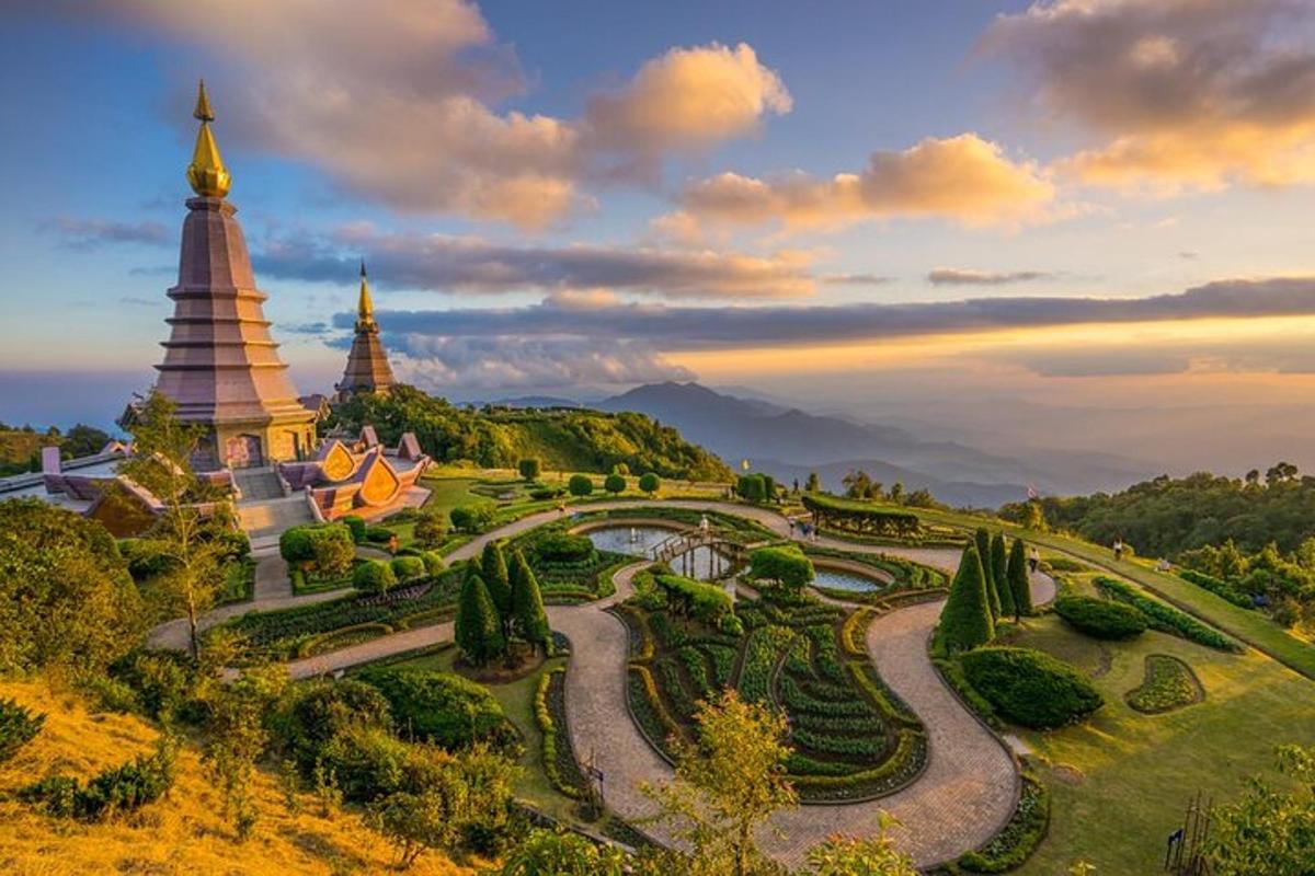 uma vista de um jardim e um pagode