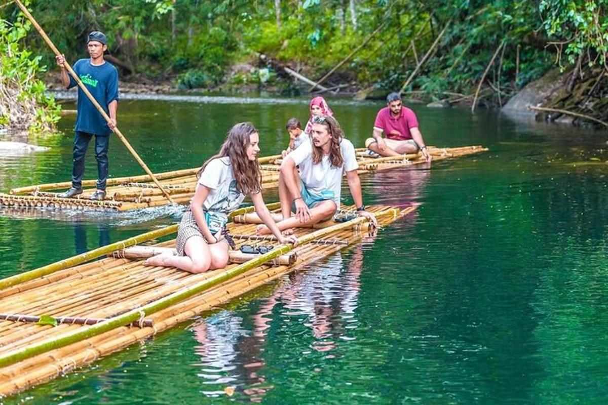 un gruppo di persone sedute su zattere in acqua