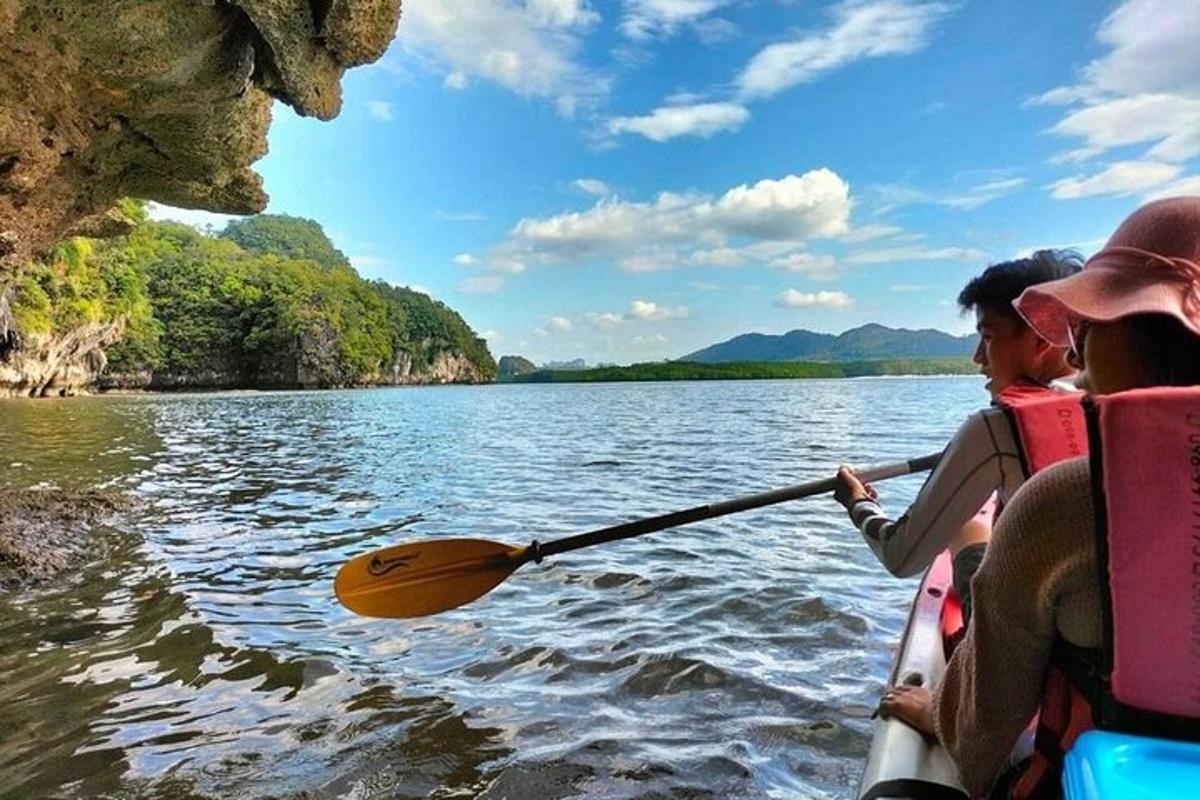 dva lidé na šlapadlech na jezeře