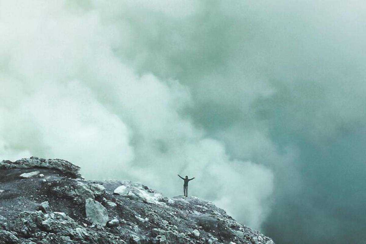 una persona parada en la cima de una montaña