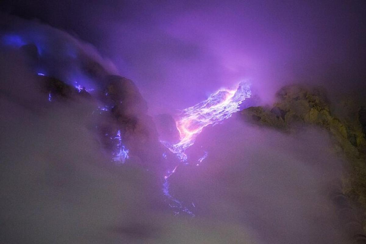 una vista aérea de un río por la noche