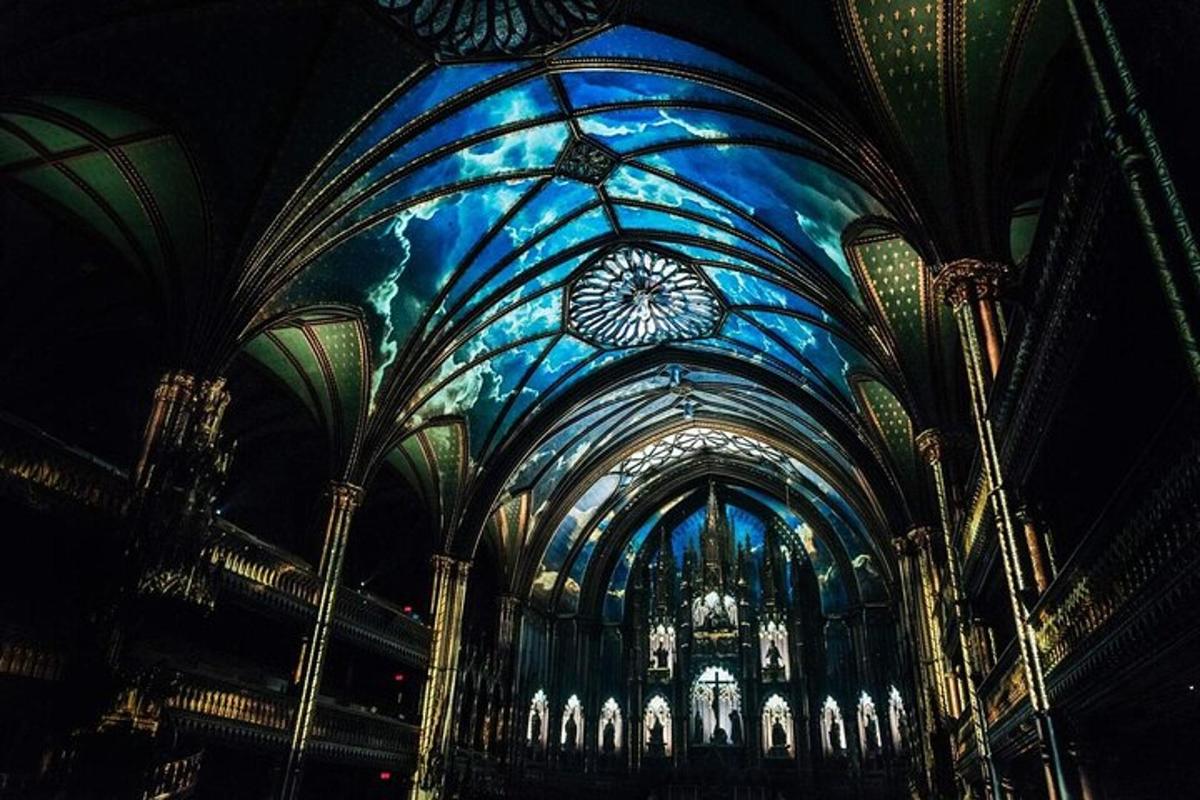 um grande edifício com teto azul e um relógio