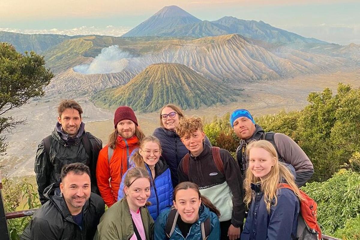 Un grupo de personas posando para una foto frente a una montaña.