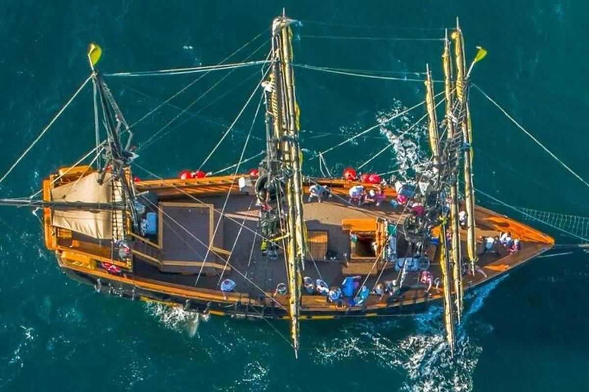 Un barco está flotando en el agua