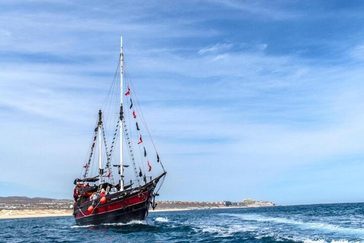 un barco en el océano sobre el agua