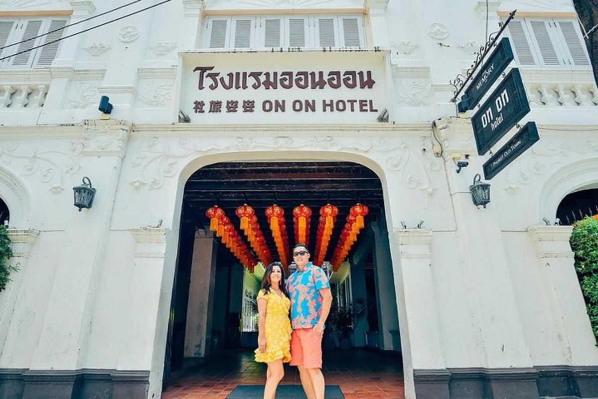một người đàn ông và một người phụ nữ đứng trước một tòa nhà