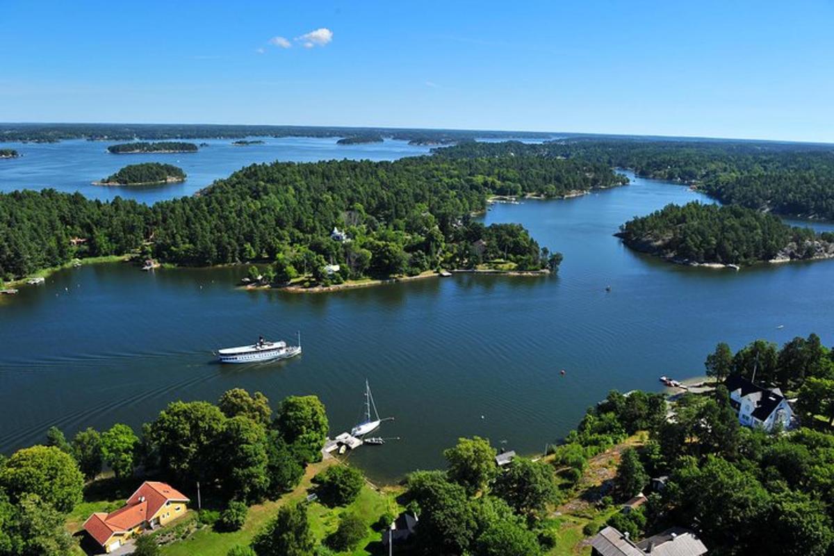 eine Luftaufnahme eines Bootes auf einem See