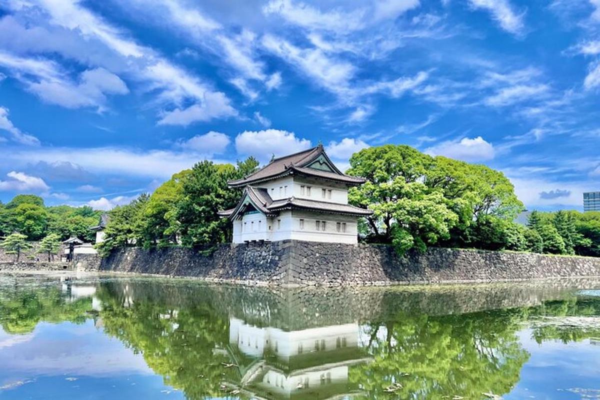 un castello in mezzo a uno specchio d'acqua