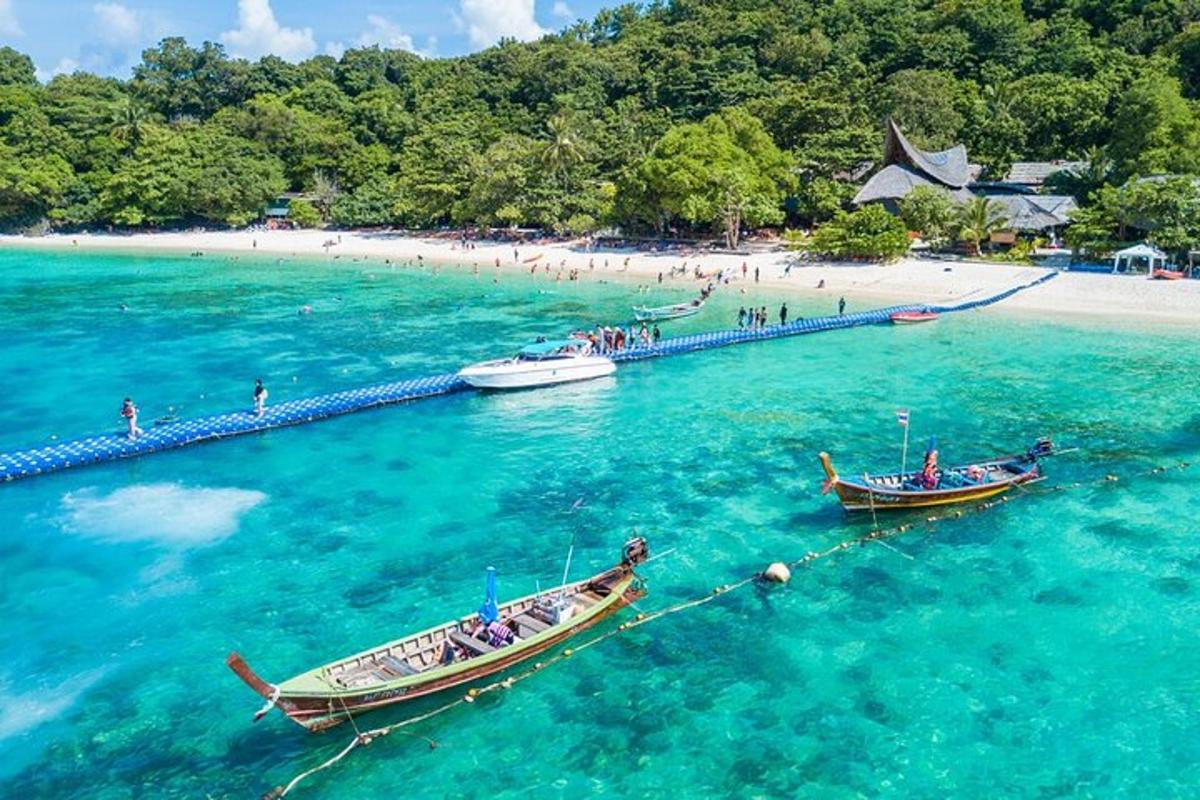 dois barcos na água perto de uma praia
