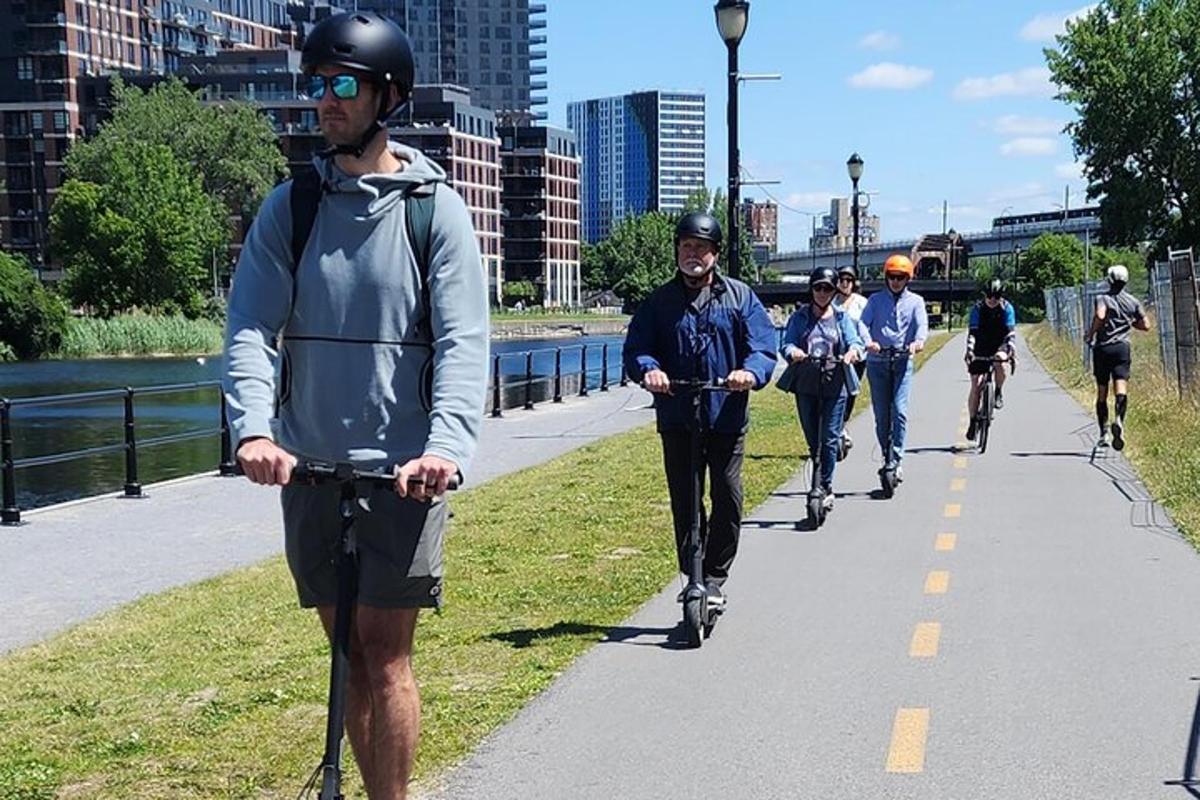 Un grupo de personas que van en bicicleta por una calle.