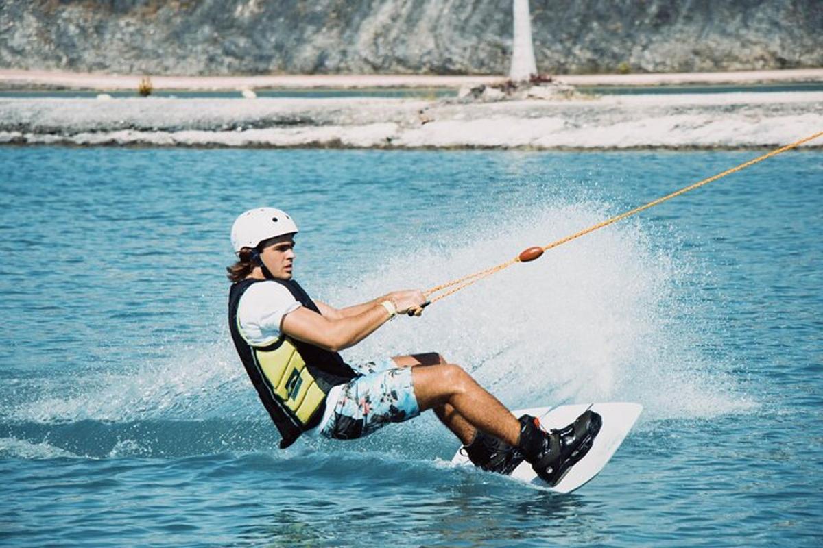 en mann på et surfebrett i vannet