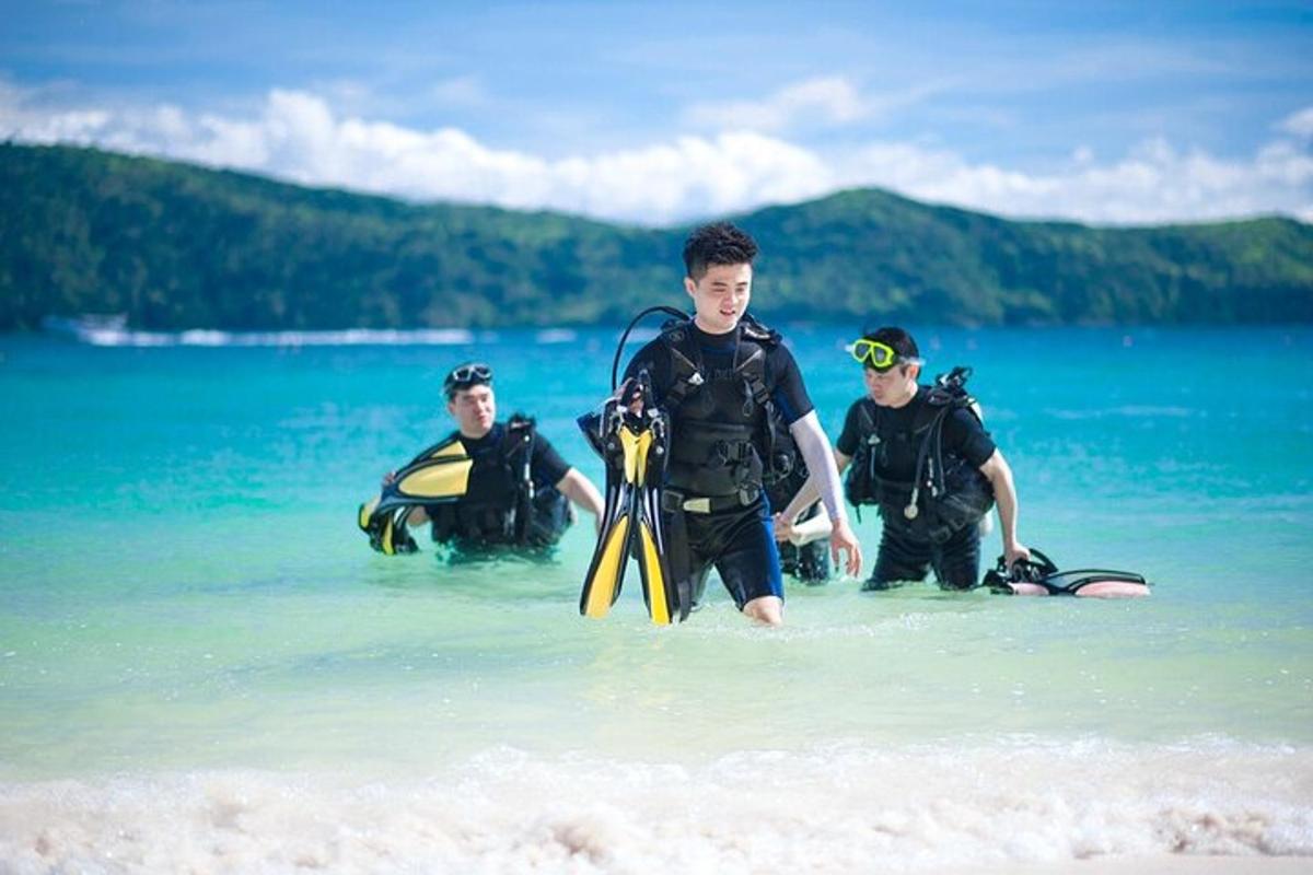 un grup de persones a l'aigua de l'oceà