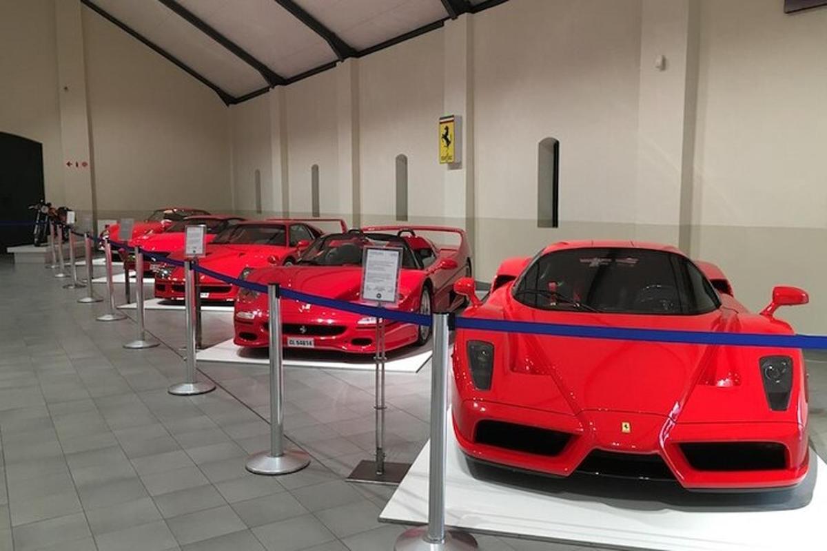 red crvenih automobila parkiranih u garaži