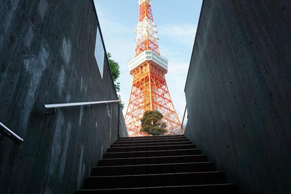 egy lépcső vezet fel az Eiffel-toronyba